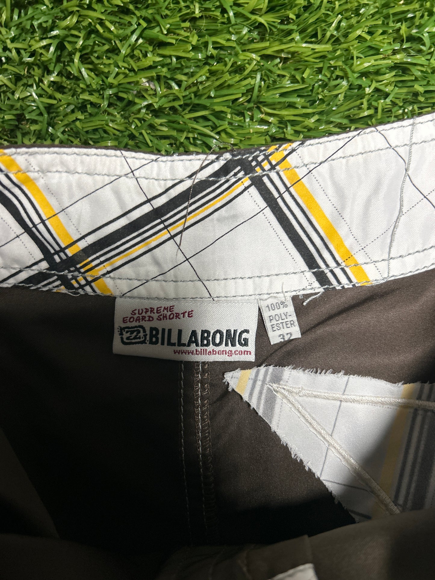 Y2K Billabong Boardshorts - Size 32 (Rare colourway Second pair)